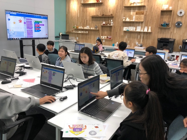 지난 2019년 천안문화재단 연계, 문화예술교육지원 메이커활동 ‘우주도시 건설 코딩프로젝트’에 참여한 청소년 모습