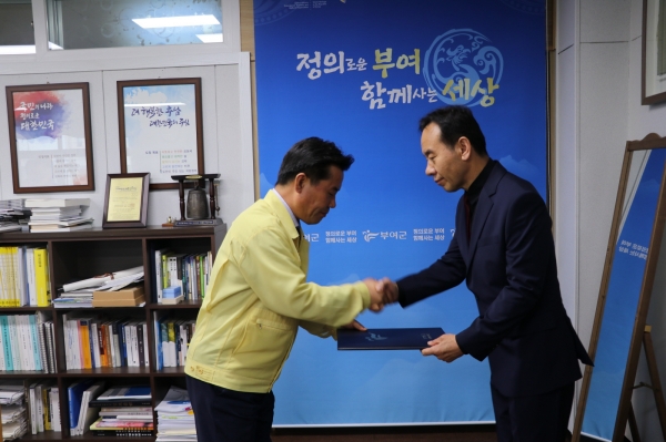 명예복직증 전달 장면