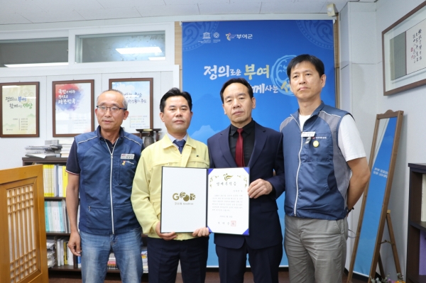 명예복직증 전달 장면