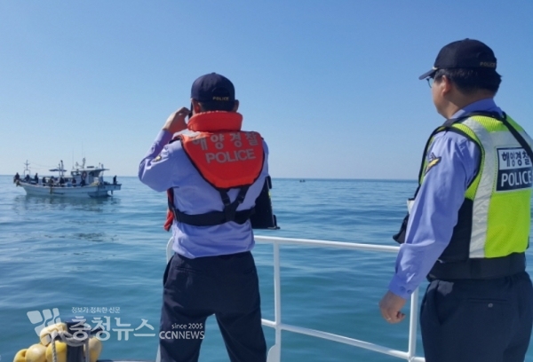 연안 경비함정이 탑승자들의 구명조끼 착용 등 안전수칙 위반 여부 확인 차 낚시어선에 접근하고 있다. (출처=태안해양경찰서)