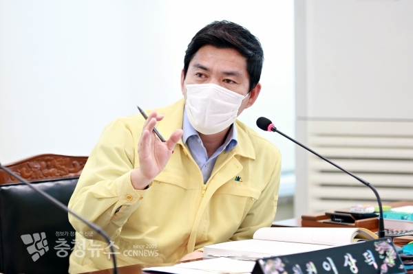 이상덕의원이 여성가족과 행정사무감사를 펼치고 있다.