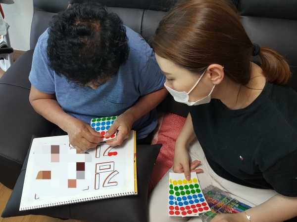 아산시치매안심센터, 치매노인 심리방역 ‘인지강화 꾸러미’ 지원