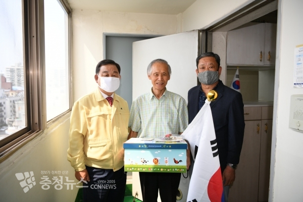 황선봉 군수가 보훈가족을 위문하는 모습