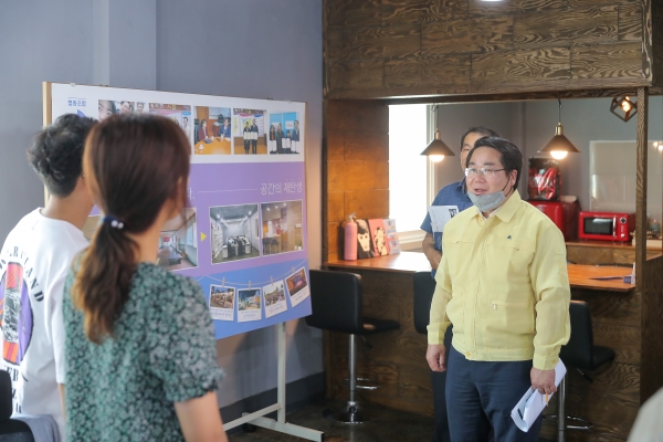 온양원도심 협의체와 주민이 협력해 마련한 청년창업 공간에 입주한 청년창업기업 ‘그려디자인’을 방문한 오세현 아산시장
