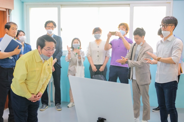 스마트 복합공영주차장 예정 부지 내 주민커뮤니티 공간을 방문한 오세현 아산시장