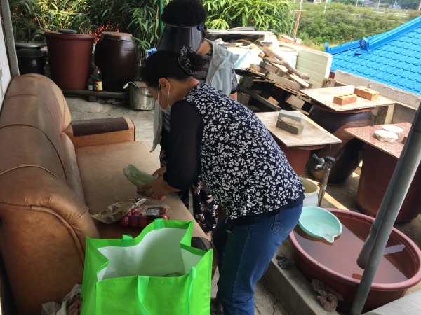 지난 19일 생활이 어려운 저소득 30가구에 먹거리와 생필품이 담긴 ‘희망나눔 꾸러미’ 전달