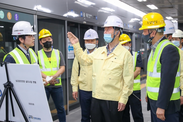 한국철도시설공단 김상균 이사장(좌측 4번째)이 23일(화) 공덕역 플랫폼에서 승강장 안전문을 점검하고 있다.