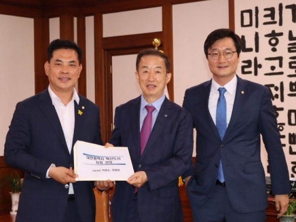 (왼쪽부터) 박영순 국회의원, 김사열 국가균형발전위원장, 장철민 국회의원