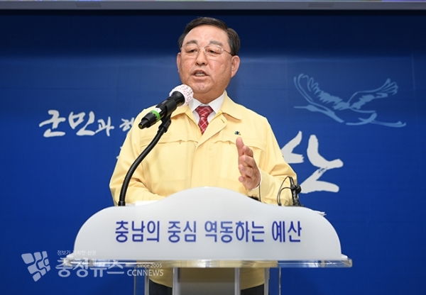 황선봉 예산군수가 24일 취임 2주년 기자회견에서 