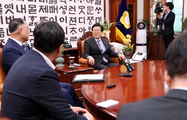 24일 박병석 국회의장을 예방한 홍남기 경제부총리 겸 기획재정부 장관이 코로나 19발 경제위기 극복을 위한 3차 추경의 조속한 처리를 당부하고 있다.