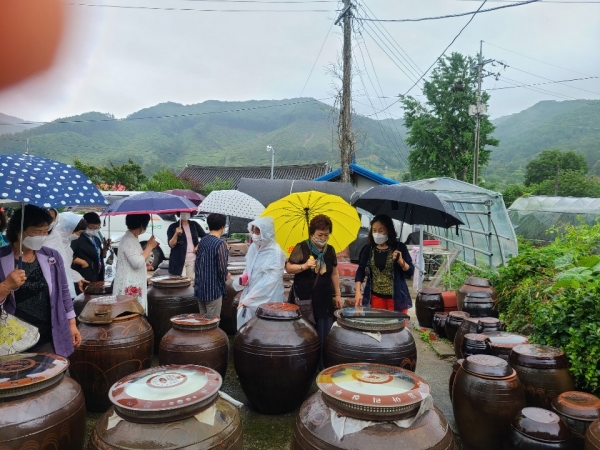 ​깨끗하고 아름다운 농촌마을을 만들기 위한 환경정화활동에서 자원봉사자들이 생활쓰레기를 수거하고 있다.​