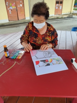 컬러링북을 활용한 미술교실에 참여하신 어르신