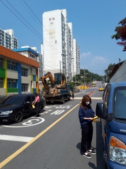 어린이보호구역 불법주정차 계도 장면