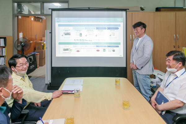 오세현 시장이 토지관리과 직원들을 격려하고 있다.