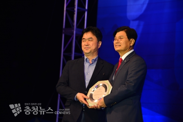 김종민 국회의원(좌), 5일 세종호수공원 주무대에서 열린 세종축제 개막식 행사에서 이춘희 세종시장(우)으로 명예세종시민증을 받고 기념촬영을 하고 있다.