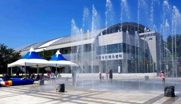 국민체육센터 바닥분수 운영.
