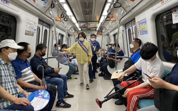 29일, 대전도시철도공사 김추자 경영이사 등 간부직원들이 전동차 내 마스크        착용 단속 및 계도활동을 실시하고 있다