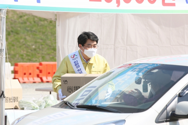 상반기 진행된 드라이브 스루 농산물 판매전 모습