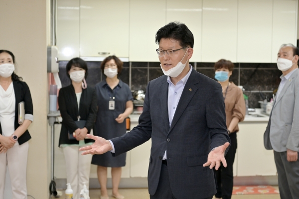 경로당 현장점검에 나선 김정섭 공주시장