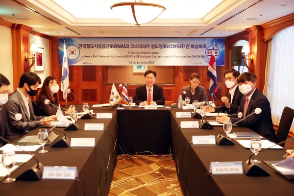 김상균 이사장(중앙)이 30일(화) 밀레니엄 힐튼 서울에서 코스타리카 철도청장 엘리사벳 브리세뇨 히메네스 (Elizabeth Briceno Jimenez)와 코스타리카 산호세 광역여객철도사업 관련 화상회의를 진행하고 있다.