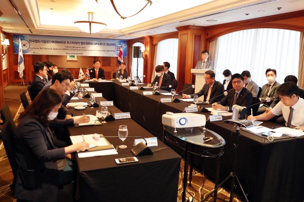 김상균 이사장(좌측 시계방향 7번째)이 30일(화) 밀레니엄 힐튼 서울에서 코스타리카 철도청장 엘리사벳 브리세뇨 히메네스 (Elizabeth Briceno Jimenez)와 코스타리카 산호세 광역여객철도사업 관련 화상회의를 진행하고 있다