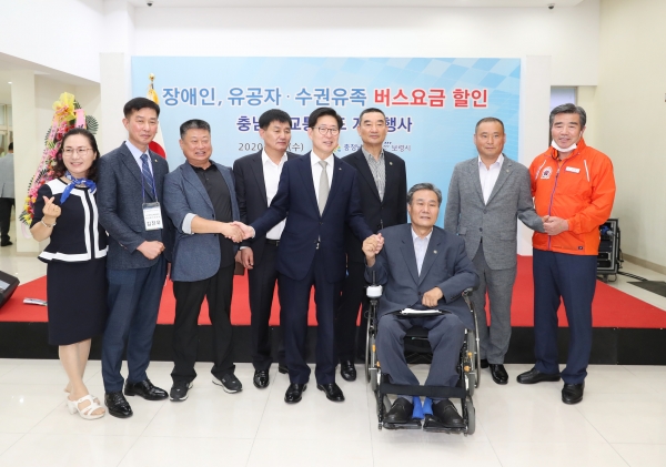 1일 오전 보령공영종합터미널, 오후에는 대천여객선터미널에서 각각 충남형 교통카드 개시 및 75세 이상 도서민 여객선 첫 무료승선 기념행사