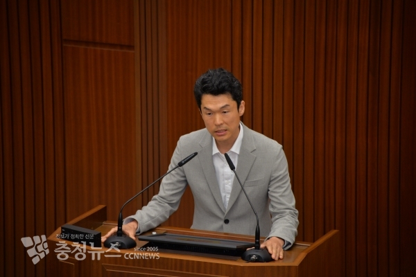 당선 소감을 발표 하는 노종용 부의장