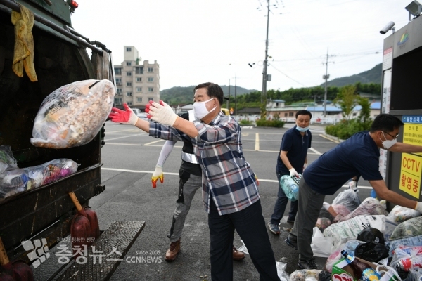황선봉 군수가 민선7기 취임 2주년을 맞아 예산시장 청소 봉사를 실시하는 모습