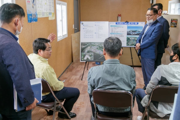 우천 관계로 실내에서 진행된 복합공영차고지 보고에서 지역 주민과 대화하는 오세현 아산시장