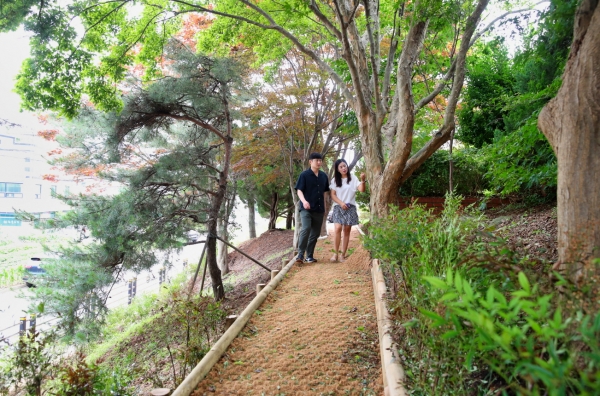 군청 둘레길 접근성 향상을 위해 새로 설치한 ‘소로’를 걷고 있는 주민 모습.