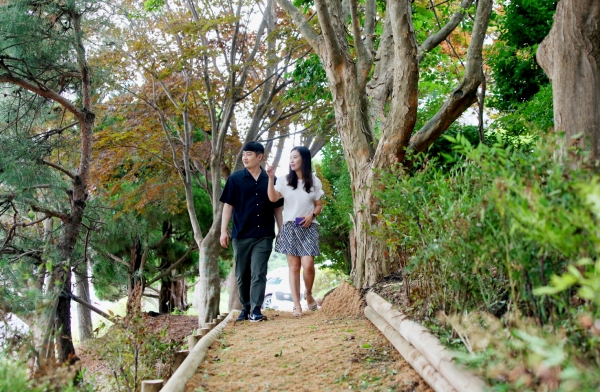 군청 둘레길 접근성 향상을 위해 새로 설치한 ‘소로’를 걷고 있는 주민 모습.