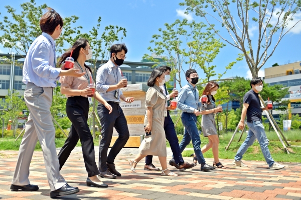 걸음 기부캠페인에 함께 참여 중인 aT 직원들