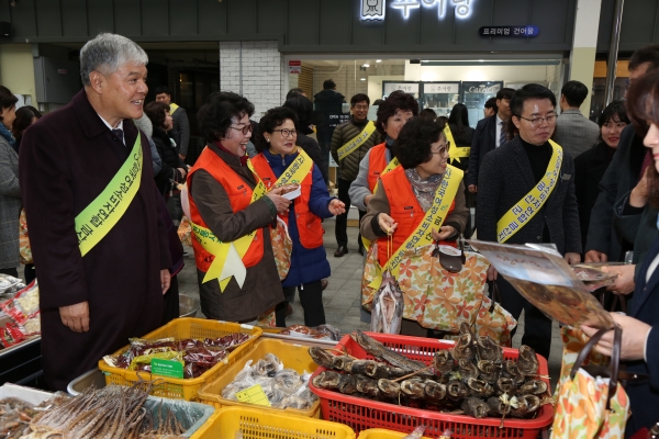 금산사랑상품권 홍보를 하는 문정우 금산군수
