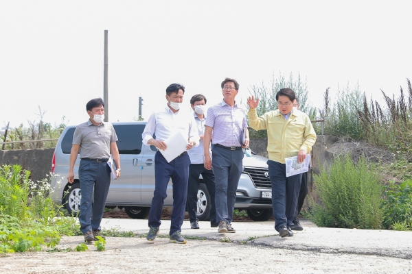 오세현 아산시장이 권곡문화공원 온천박물관지구 부지를 둘러보고 있다.