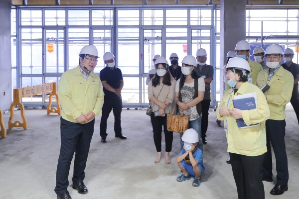 오세현 아산시장이 공사 관계자와 독서 관련 민간단체 등과 함께 어린이청소년도서관 건립에 대한 의견을 나누고 있다.