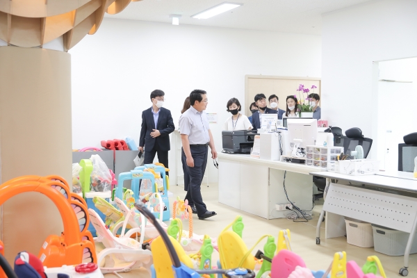 오세현 아산시장이 지난 6월 문을 연 육아종합지원센터 내 별마루장난감도서관을 둘러보고 있다.