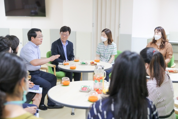 오세현 아산시장이 지난 6월 문을 연 육아종합지원센터 내 별마루장난감도서관을 둘러보고 있다.