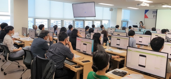 배재대 교수들이 지난달 29일부터 시작된 ‘SW 비전공자 교육 프로그램’에서 인공지능을 활용한 어플리케이션 제작 강의를 수강하고 있다.