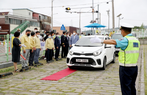 태안초등학교 드라이빙스루 등교 모습