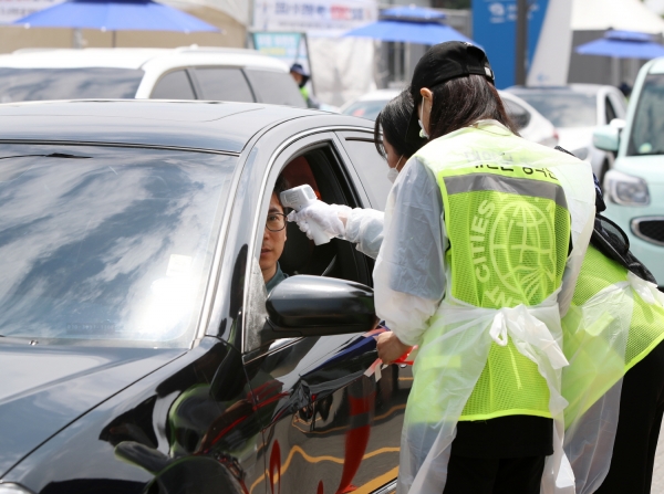 만리포해수욕장 드라이브스루 발열체크 모습.