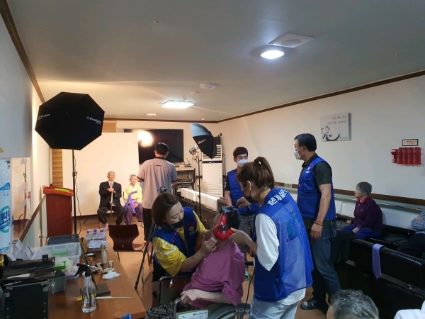 지난 7일 남양면 소재 청양실버요양원 입소 어르신들을 위해 이․미용과 장수사진 촬영 봉사활동 전개