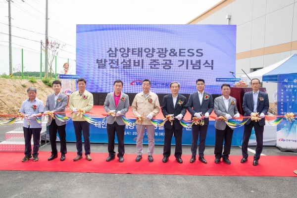 서부발전 김병숙 사장(가운데 오른쪽), 가세로 태안군수(가운데),에스에너지 박상민 대표(오른쪽 3번째), 서환산업 이양환 대표(오른쪽 2번째) 및 협력업체 관계자와 지역주민들이 삼양태양광 발전소 준공 기념촬영