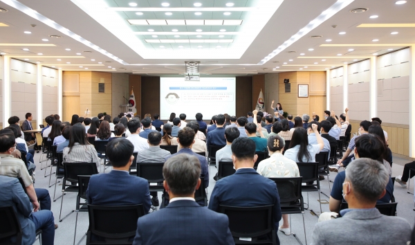 8일 10시 시청대회의실에서 직원청렴교육 을 실시하고 있다.