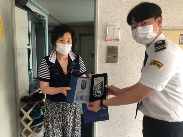 호우회와 함께 명패 달아드리기 모습