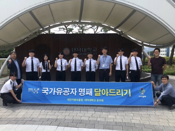 호우회와 함께 명패 달아드리기