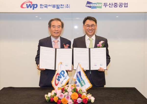 한국서부발전 김병숙 사장(왼쪽)과 두산중공업 정연인 사장이 “차세대 한국형복합 구축 협력에 관한 협약”기념 촬영을 하고 있다.