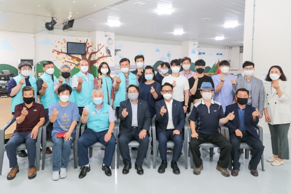 자원봉사자와 기념사진 촬영