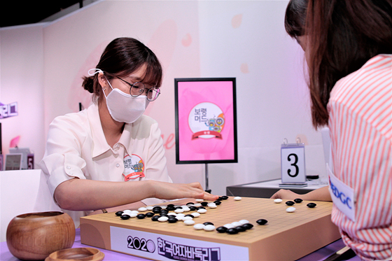 대국 중인 보령머드팀의 최정 9단