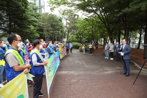 바르게살기운동 천안시협의회 회원, 삼락회 등 100여명이 지난 15일 신부동 터미널 일대에서 효 실천 운동 캠페인을 펼치고 있다.