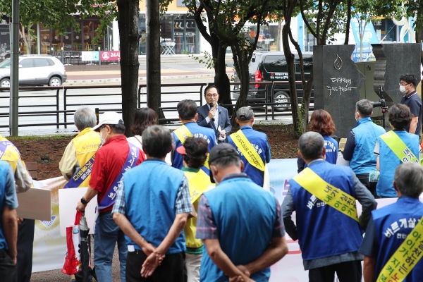 바르게살기운동 천안시협의회 회원, 삼락회 등 100여명이 지난 15일 신부동 터미널 일대에서 효 실천 운동 캠페인을 펼치고 있다.